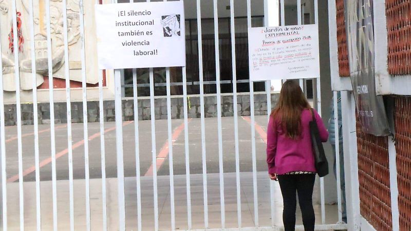 Protesta de docentes en Xalapa de la Benemérita Escuela Normal Veracruzana “Enrique C. Rébsamen”